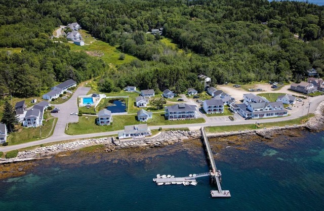 Luxurious Oceanview Room for Memorable Couple Getaways | Private Beach Access