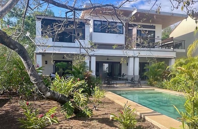 Luxurious private villa & pool - steps from gorgeous beaches!