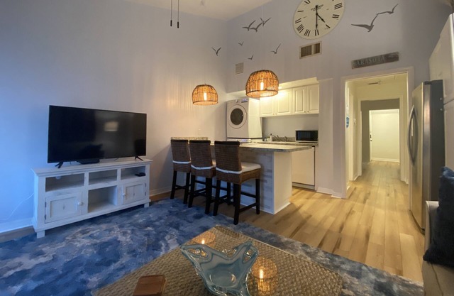 Luxurious Renovated Villa Overlooking Lake & Golf Course