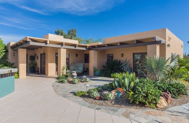 Luxurious Scottsdale Home Convenient to Everything!