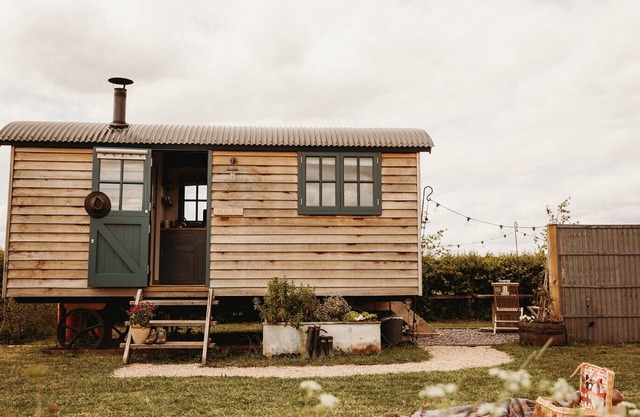 Luxurious Shepherd's Hut with Wood fired Hot Tub