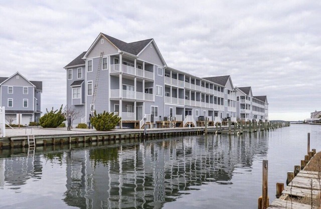 Luxurious Townhouse with water views and access in Fenwick Island. Sleeps 8-10
