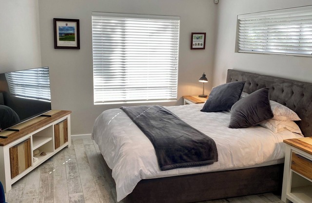 LUXURIOUS TWO-STORY SELF-CATERING RETREAT IN THE HEART OF THE CAPE WINELANDS n
