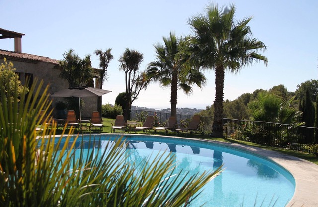 Luxurious Villa, with Pool, Tennis, Pétanque, Bar, and Sea View
