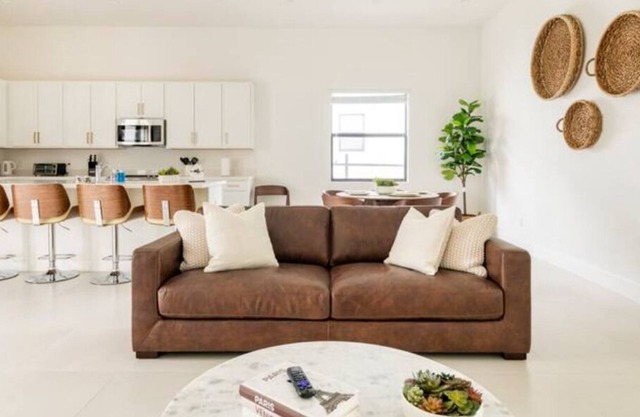 Luxurious Very Clean 4 Bedroom Home + Hot Tub