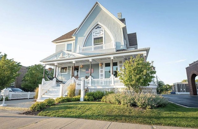 Luxurious Victorian Home in Heart of Downtown Grand Haven!