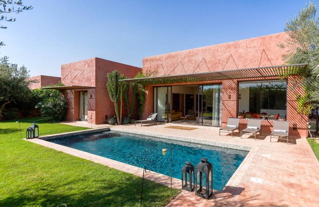Luxurious villa 4 bedrooms, 2 living rooms, 14 m pool on Royal Palm golf course
