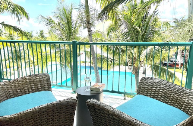 Luxurious Waterfront Stay w/Large Sun Deck