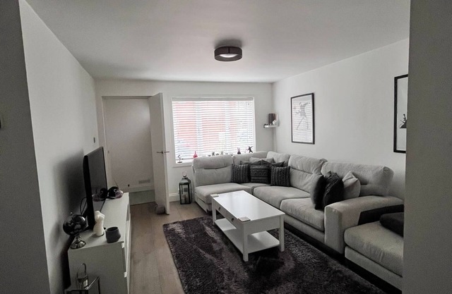 Luxury 1 bedroom maisonettenClose to amenities and direct access into London n