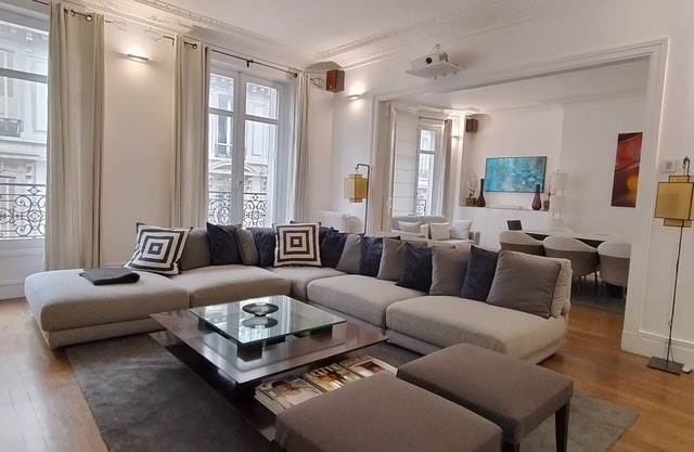 Luxury 1500sqft with A/C on Champs Elysées