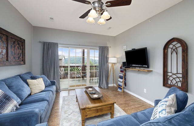 Luxury 2 bdrm Condo On The Lake #229042