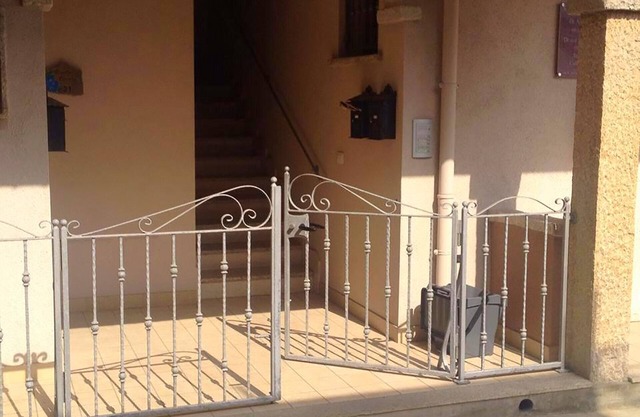 Luxury 2 bed apartment with stunning sea views, close to sea and shops, NEW wifi