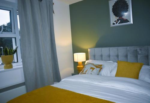 Luxury 2 bed House with 3 beds,3 Free Parking lot in Dartford Near Town Centre, Adjacent Bus Stop, Train Station, Bluewater Mall, 25mins to London City Airport,Close to Central London
