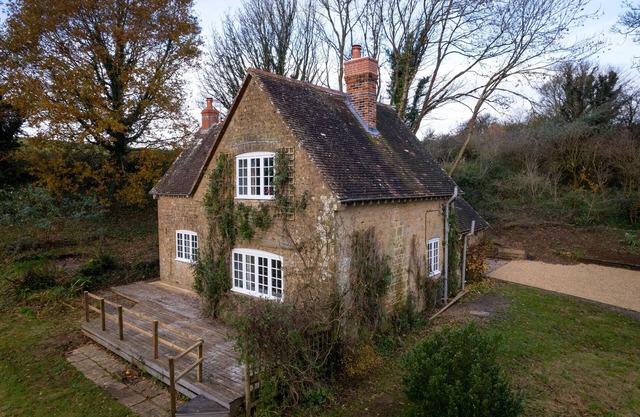 Luxury 2-bed woodland cottage in Re-wilding area