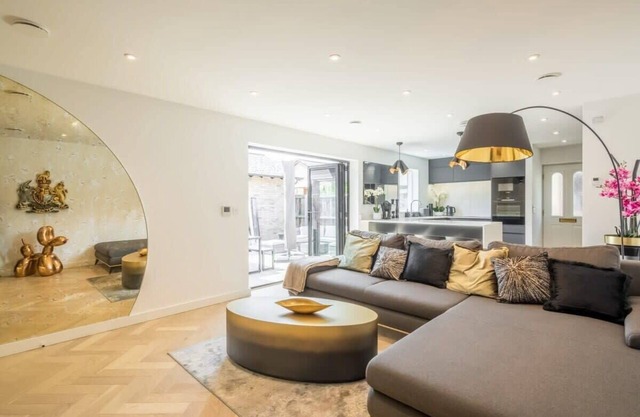 Luxury 2 Bedroom Apartment with Parking