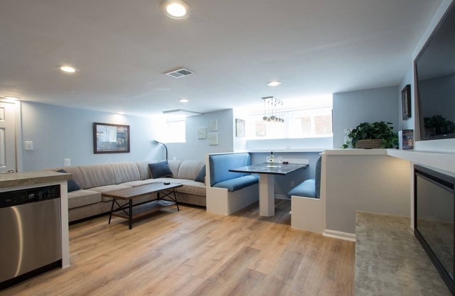 Luxury 2 bedroom apartment w/free parking