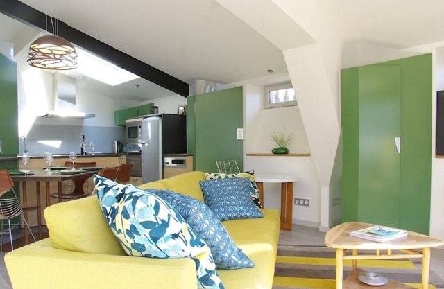 Luxury 2 bedroom apartment with terrace and private parking (Caudéran)