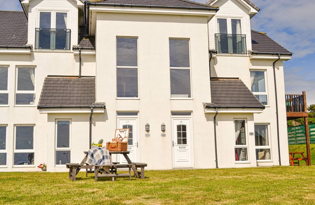 Luxury 3 Bed apartment with sea views