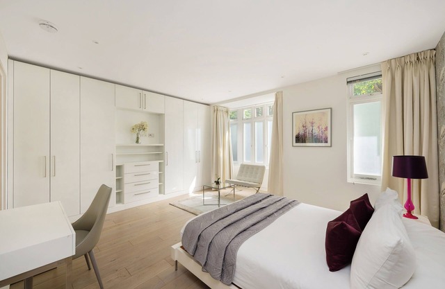 Luxury 3-bed apartment in Knightsbridge - 30 Second walk to Harrods