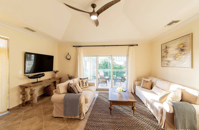 Luxury 3-Bed Condo in Leeward! 5 minute walk to the beach
