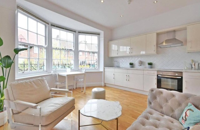 Luxury 3-Bed/Huge Garden & Great Transport Links