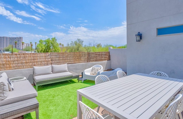 Luxury 3 Bed + Rooftop Patio in the Heart of PHX!