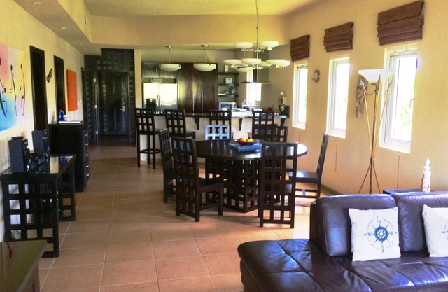 Luxury 3 Bedroom/2 Bath Waterfront Condo in a quiet part of West End, Roatán