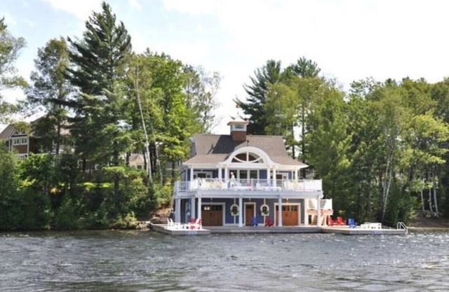 Luxury 3 Bedroom, 3 Bathroom Villa on Lake of Bays