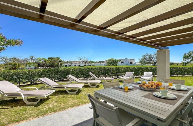 ★Luxury 3 Bedroom Apartment, Pool & Garden Views, Clube Albufeira near Old Town