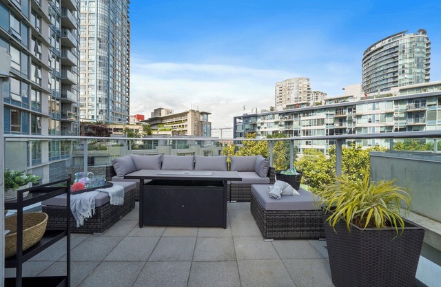 Luxury 3 Bedroom Townhome in Downtown Vancouver with Rooftop Patio