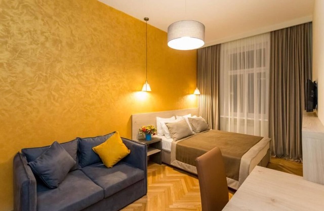 Luxury 3 BR apartment by Freedom square City Centern