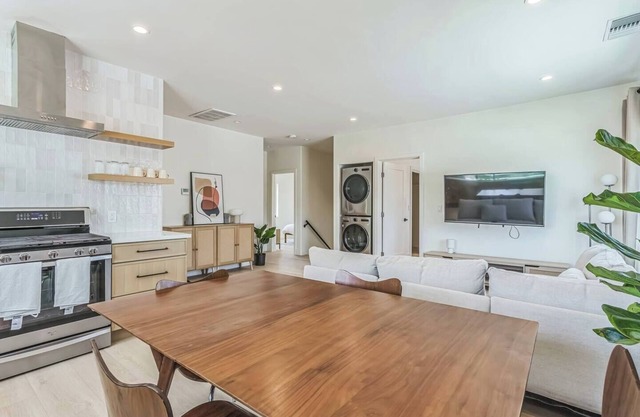 Luxury 3BD/2BA Upper Condo w/Parking, W/D, A/C + Stunning DTLA & Mountain Views
