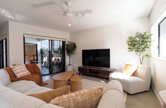 Luxury 3BD apartment mountain view/parking walking distance to shops/air con