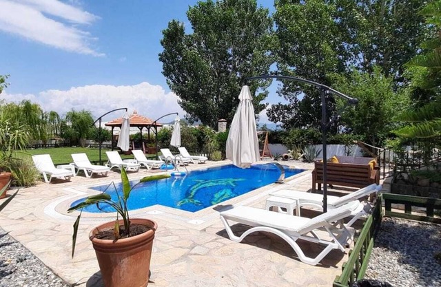 Luxury 4 bed villa in a rural situation; 5 minutes from town