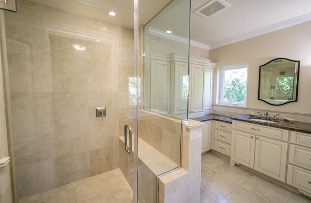 Luxury 5 bedroom Home with pool in Yacht Club near Seven Mile Beach