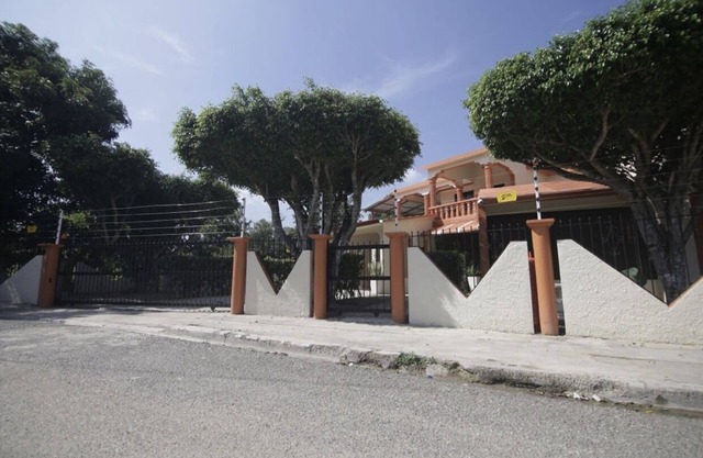 Luxury 5 Bedroom House 10 Mins From Airport