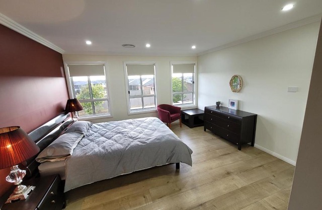 Luxury 5 Bedrooms Schofields Home + Back yard