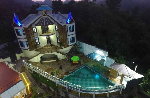 Luxury 5 star 5 br home with Pool & Stunning View