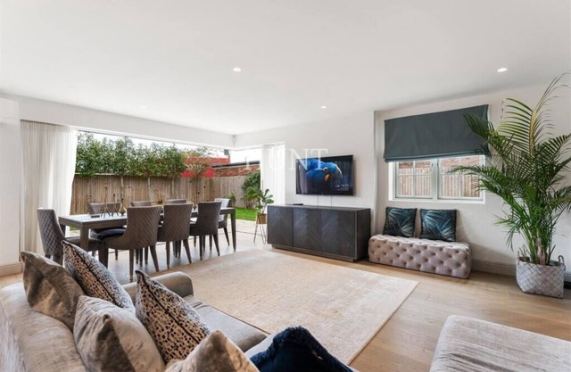 Luxury 5Bed Gated Home in High Beech