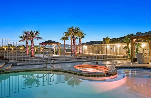 Luxury 5BR Retreat Pool, Hot Tub, Gym 7000sqf