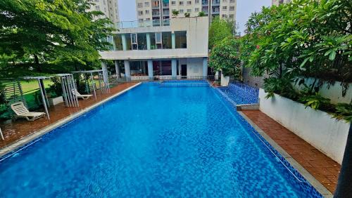 Luxury AC 2BHK Full Furnished with Sunrise View, Hill View, Pool, Kitchen, Ergonomic Workstation
