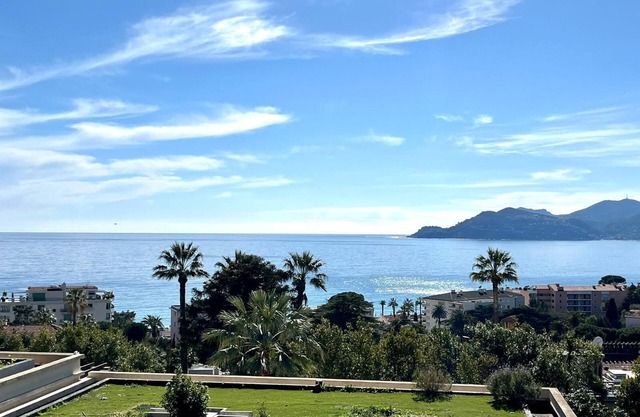 Luxury air-conditioned apartment 600 metres from the beach * class