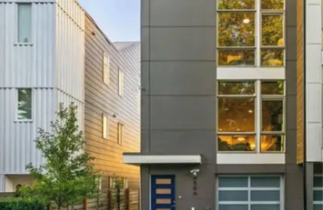 Luxury Alki Beach Townhome w/Large Private Rooftop & Amazing Views!