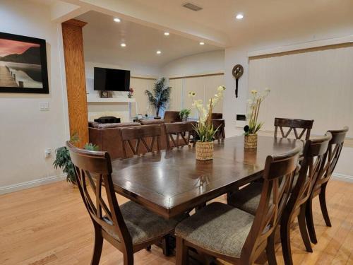 Luxury and Spacious 5 bedroom private house by Melrose WIFI TV Backyard Free Parking close to the Grove Hollywood Walk of Fame