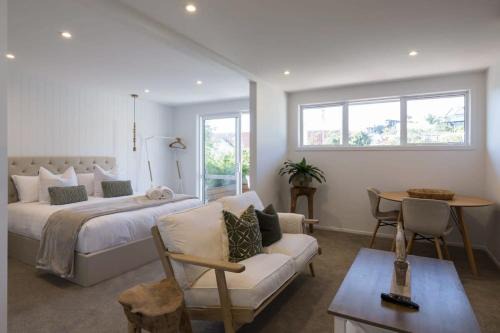Luxury Apart, Balcony & Seaviews, Full Laundry, Kitchen & Heat Pump