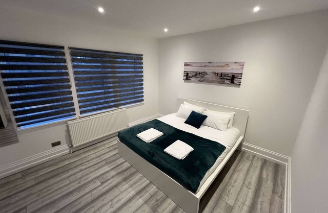 Luxury Apartment in Wandsworth on top floor with skyline views!