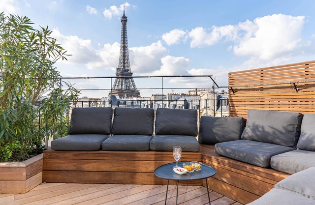 Luxury apartment near the Eiffel Tower