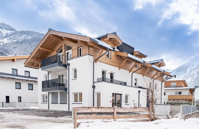 Luxury Apartment with a garden near the glacier