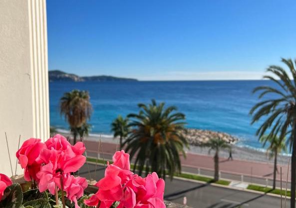 Luxury apartment with sea view on the first line Promenade des Anglais