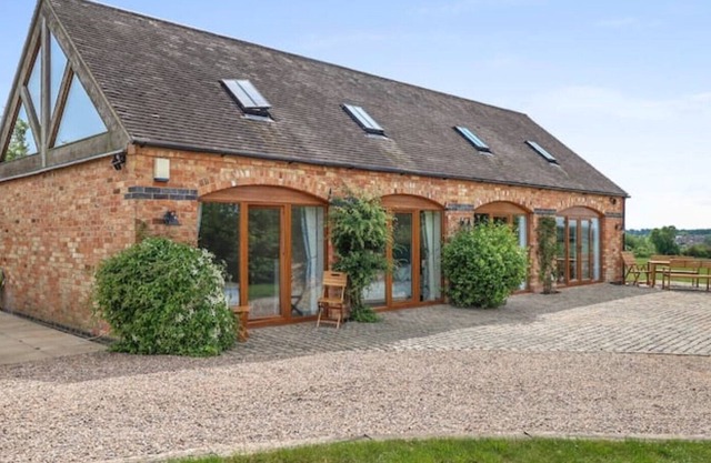 Luxury barn / stables (sleeps 10) with hot tub
